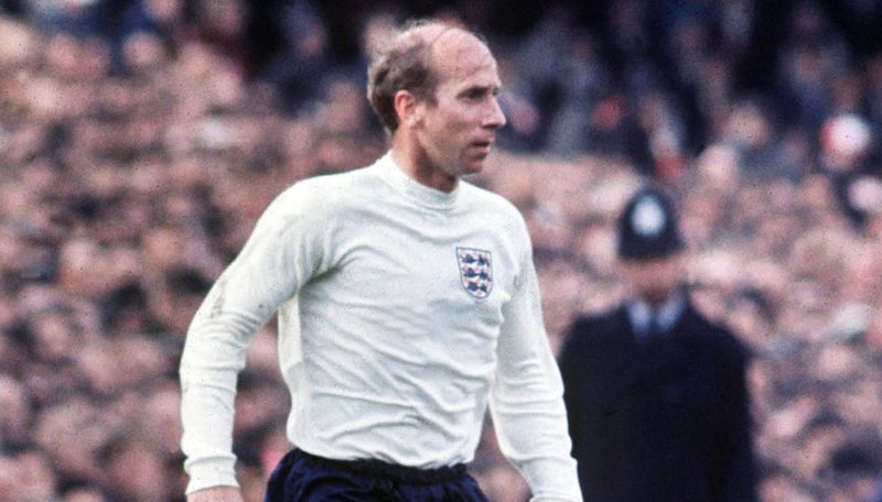 Bobby Charlton là huyền thoại bóng đá Anh với sự nghiệp lẫy lừng tại Manchester United và đội tuyển quốc gia