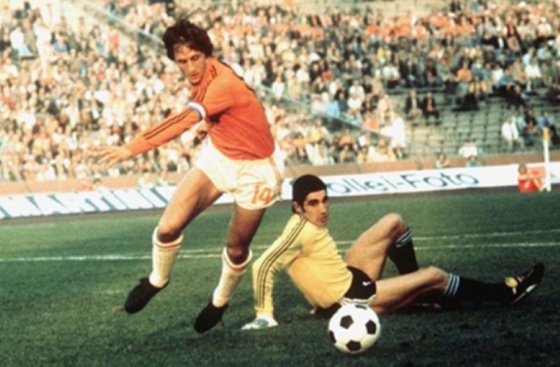 Mỗi bước chạy của Cruyff là định nghĩa lại sự sáng tạo