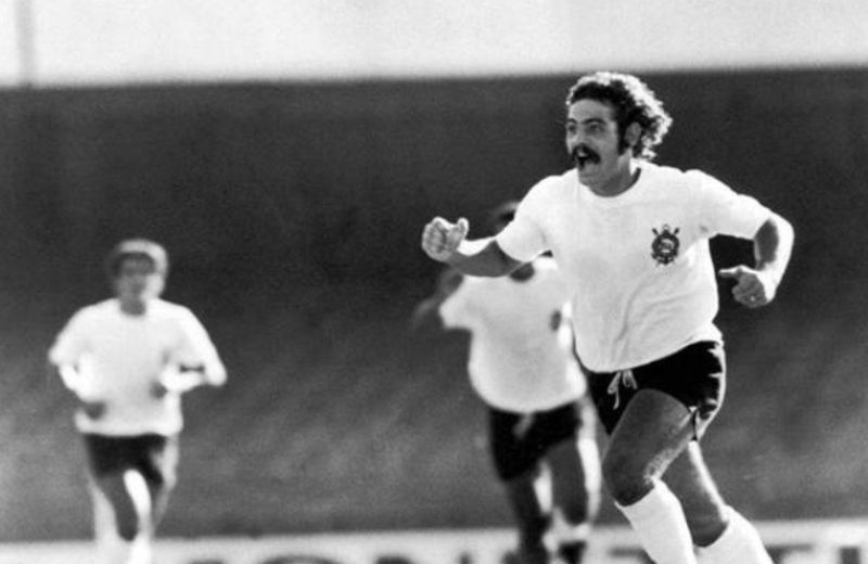 Roberto Rivellino – “phù thủy chân trái” của bóng đá Brazil